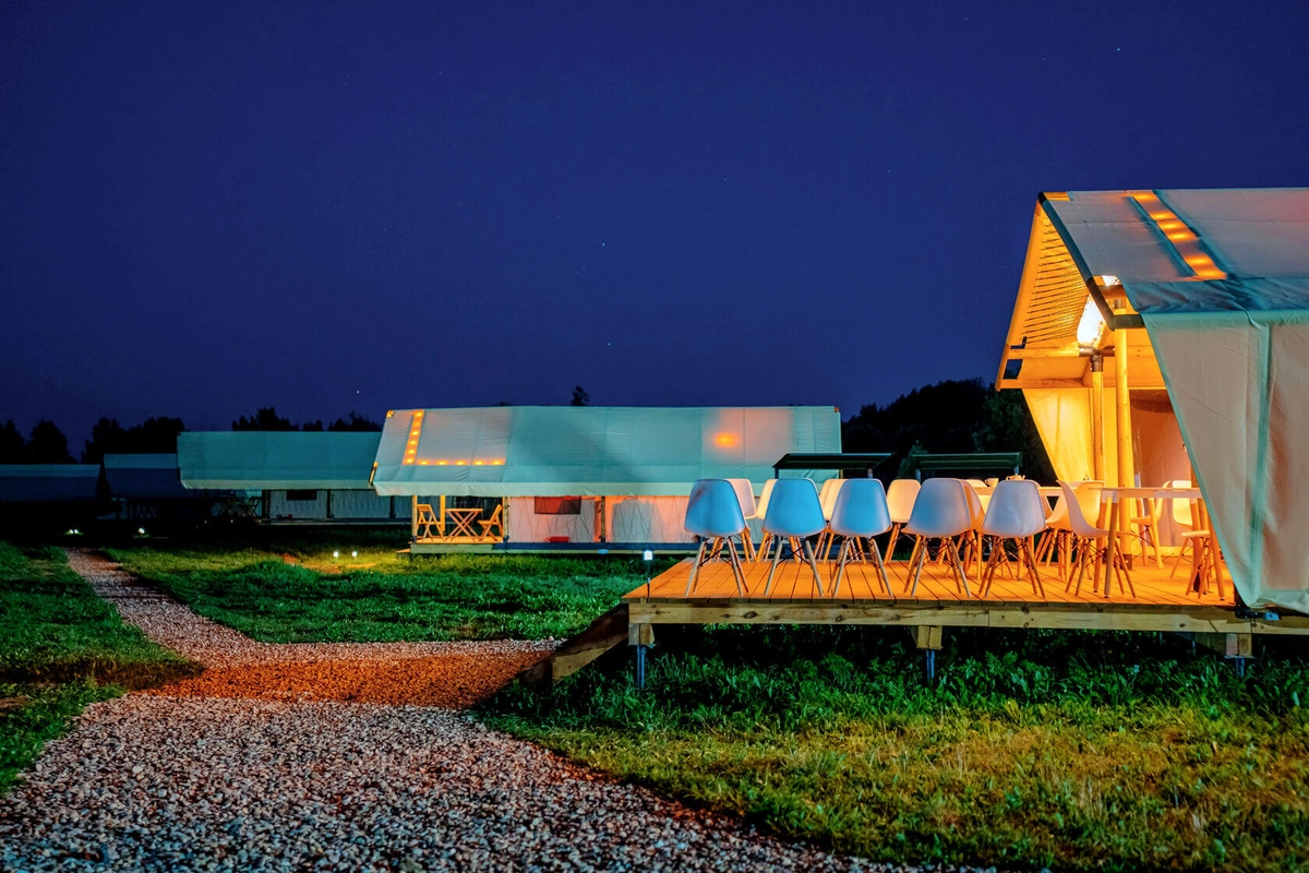 Носороги, глэмпинг